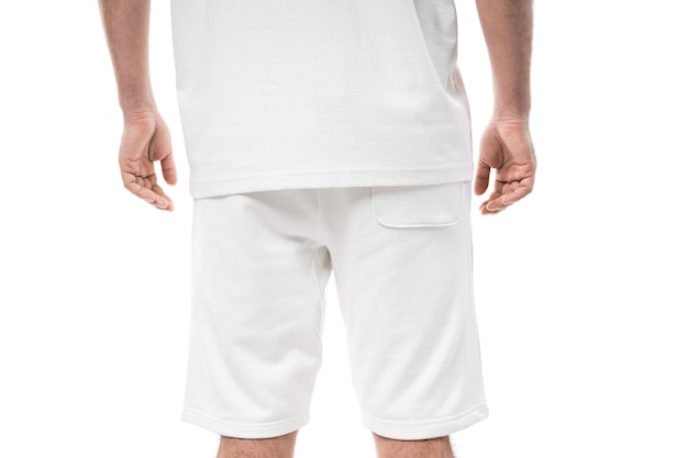 Hombre vestido con shorts blancos en blanco aislado sobre fondo blanco.