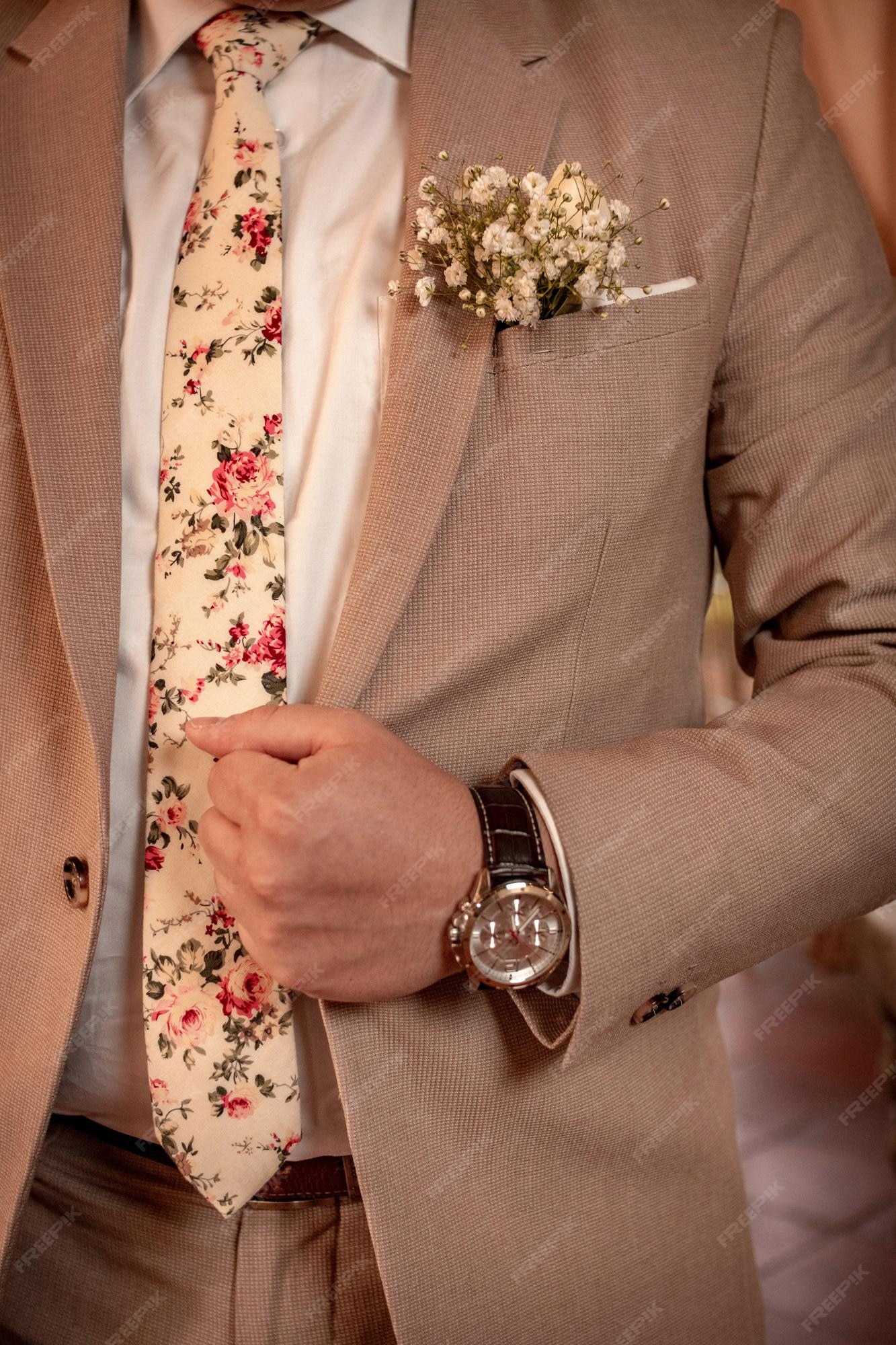 vestido traje con corbata de flores Foto Premium