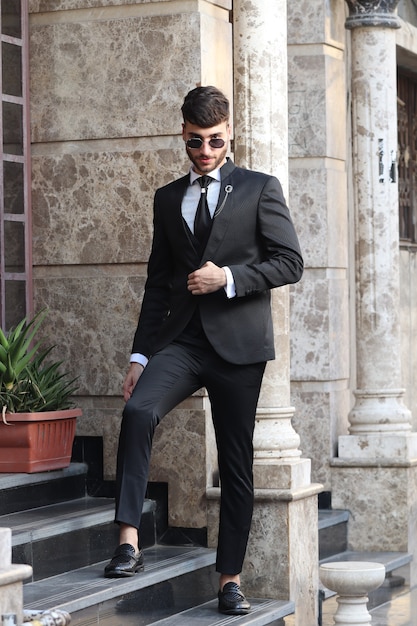 Foto hombre vestido con un traje clásico al aire libre