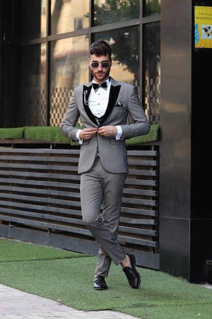 hombre vestido con un traje clásico al aire libre