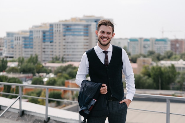 Hombre vestido con traje y corbata posando. Publicidad de ropa masculina.