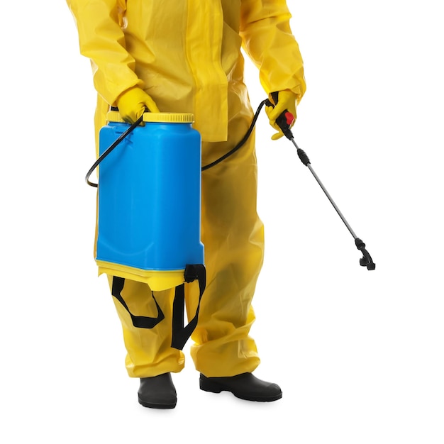 Hombre vestido con traje protector con rociador de insecticida sobre fondo blanco primer plano Control de plagas