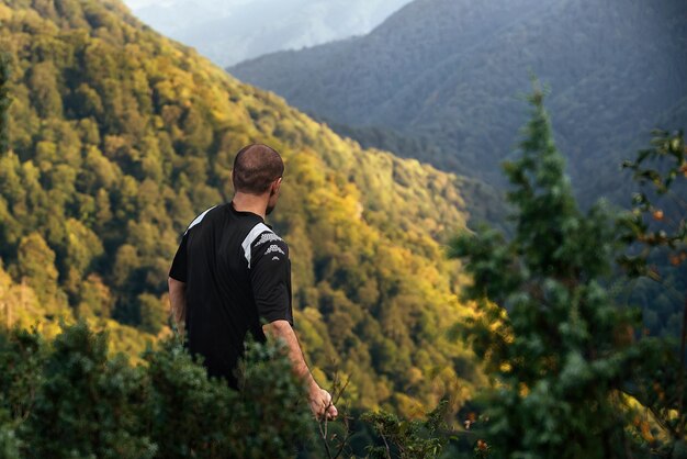 El hombre viaja activamente en las montañas en otoño