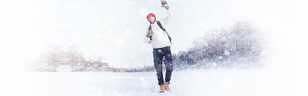 Foto un hombre viaja con mochila. caminata de invierno en el bosque. turista en un paseo en invierno en el parque.