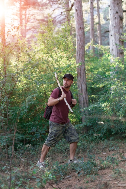 hombre viajando en el bosque en las montañas