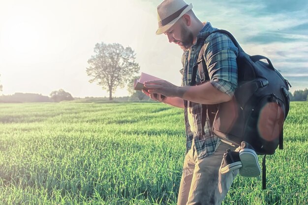 Hombre viajando en la naturaleza con mochila.