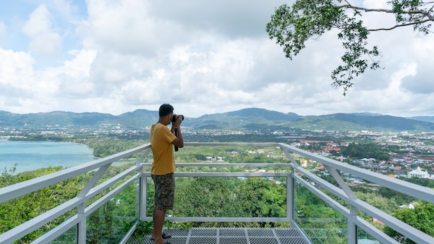 Hombre de viaje Fotografía tomar una fotografía Paisaje vista de la naturaleza en Phuket Tailandia hermoso paisaje de punto de vista.