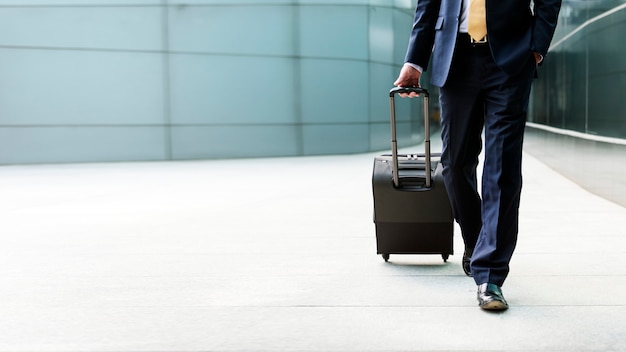 Foto hombre en un viaje de negocios