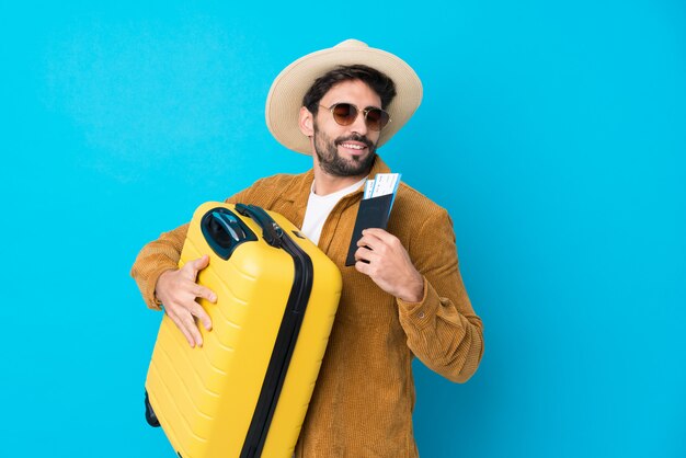 Hombre viajero con barba sobre pared aislada