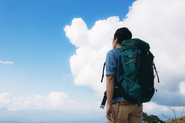 Hombre de viajero con cielo azul.