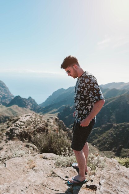 Hombre viajero en la cima de una montaña