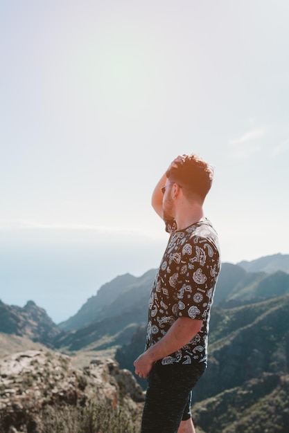 Hombre viajero en la cima de una montaña