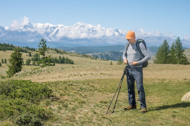 Hombre viajero en equipo de senderismo en las montañas estilo de vida activo y saludable aventura viaje vacaciones