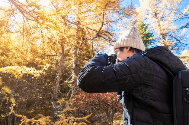 El hombre viajero es fotografía Vista a la montaña en otoño