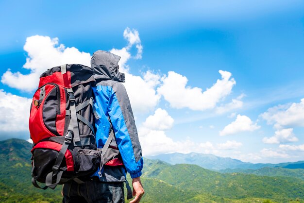 Hombre viajero escalada con mochila