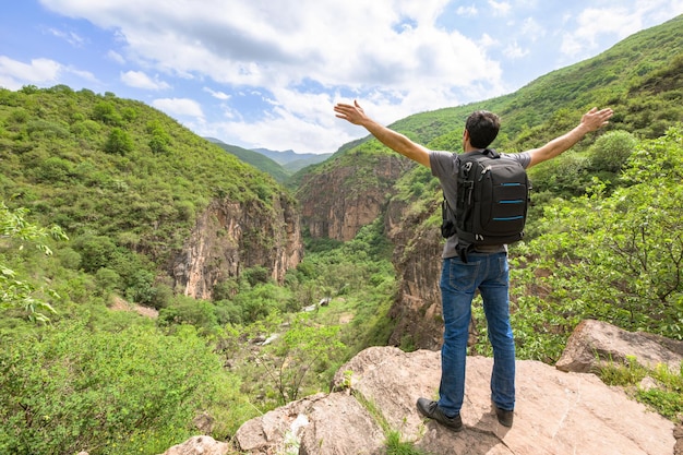 Hombre viajero feliz en la montaña