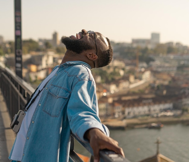 Hombre viajero feliz en el puente de Oporto