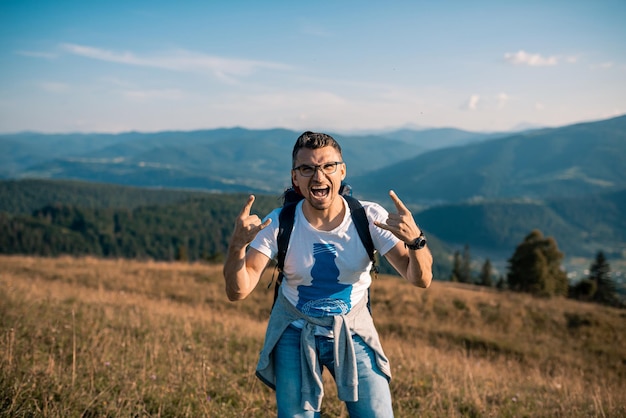 Hombre viajero en el fondo de las montañas del Cáucaso