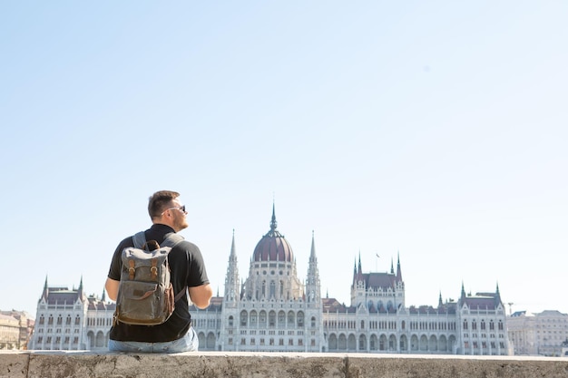 Hombre viajero frente al espacio de copia del edificio del parlamento de Budapest