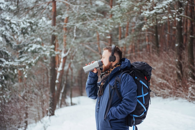 Hombre viajero con mochila de senderismo Viajes Estilo de vida aventura vacaciones activas al aire libre. Bosque hermoso paisaje