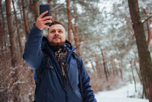 Hombre viajero con mochila de senderismo Viajes Estilo de vida aventura vacaciones activas al aire libre. Bosque hermoso paisaje