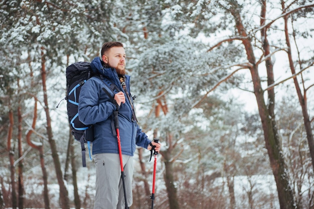 Hombre viajero con mochila de senderismo Viajes Estilo de vida aventura vacaciones activas al aire libre. Bosque hermoso paisaje