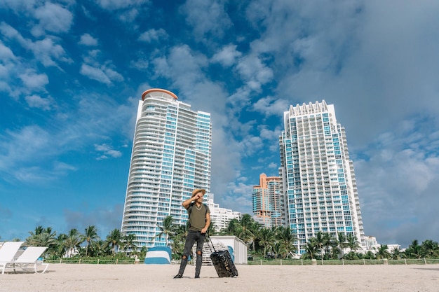 Hombre viajero por primera vez en el fondo de los edificios de Miami South Beach