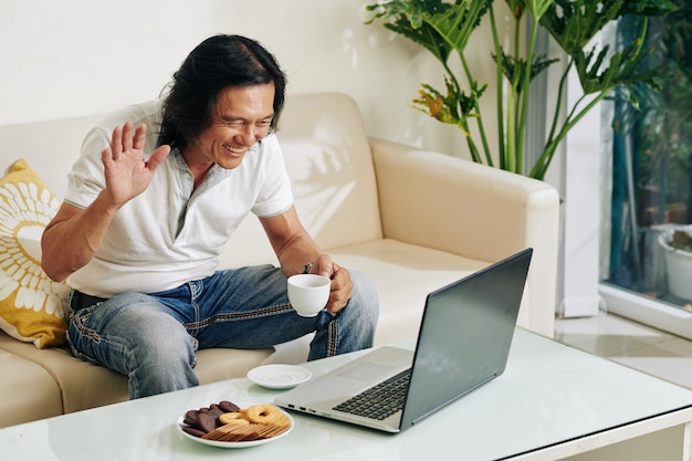 Hombre videollamada a miembros de la familia