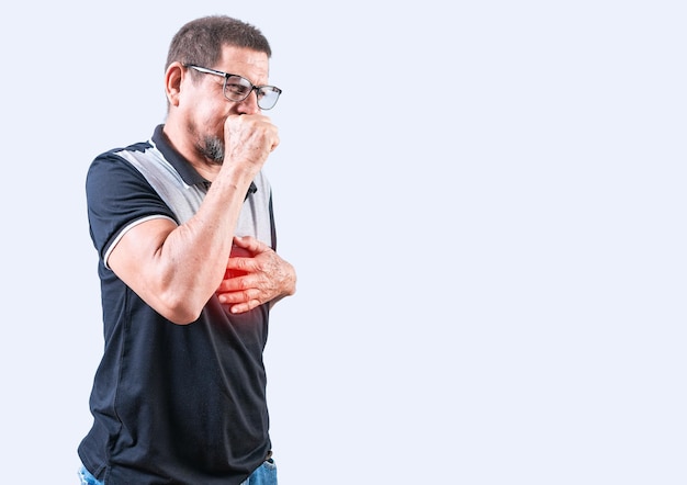 Hombre viejo con gafas que sufre de tos aislado Hombre anciano con bronquitis que tose aislado