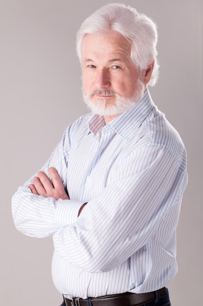 Hombre viejo y guapo con barba gris.