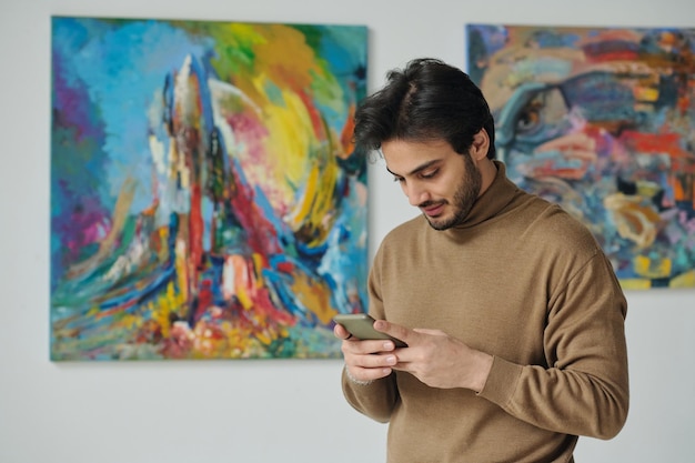 Hombre viendo la foto en su teléfono inteligente