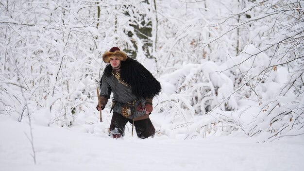 Hombre vikingo en el bosque de invierno