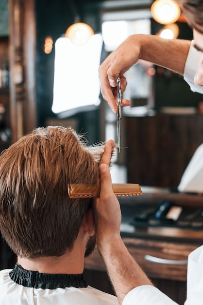 Foto el hombre está visitando una barbería moderna de estilo moderno