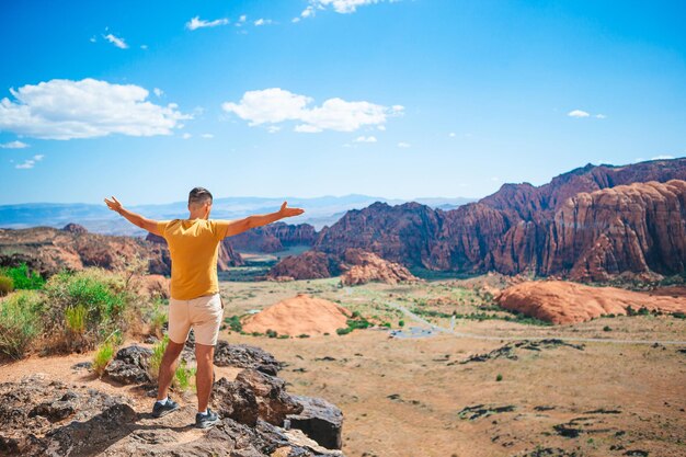 Foto hombre con vista desde el parque nacional de zion