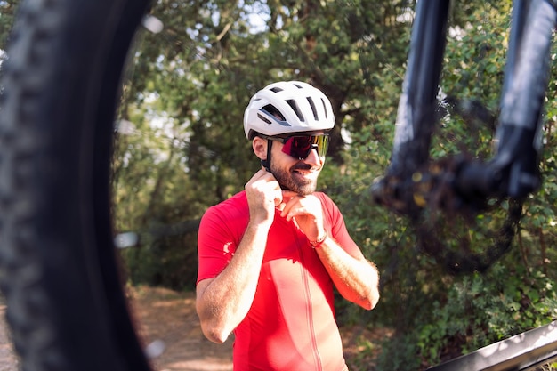 Foto hombre vistiéndose junto a su furgoneta para ir en bicicleta