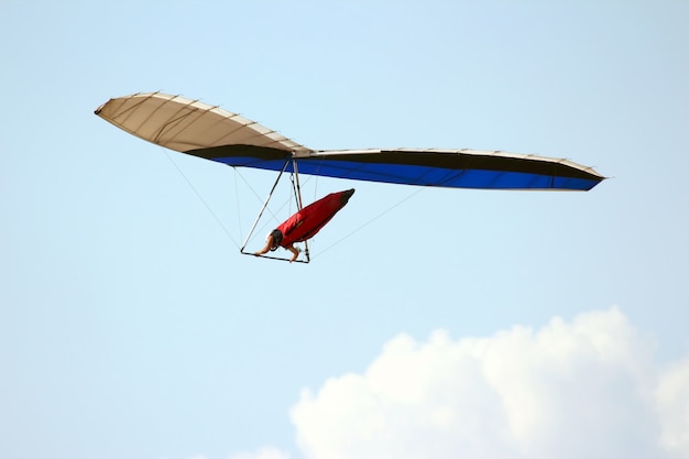 Hombre volando en un ala delta