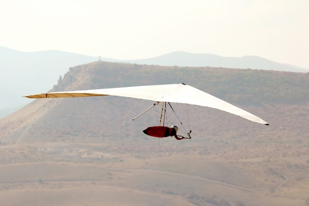 Hombre volando en un ala delta