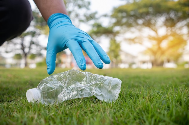 Hombre voluntario recogiendo basura y reutilizando la limpieza de plástico para reciclar