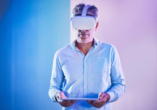 Hombre vr o auriculares con tableta en estudio para juegos de realidad virtual o metaverso en Internet Empresario de edad avanzada y AR para tecnología futura o realidad aumentada en aplicación digital o web en estudio