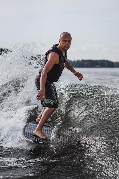 hombre en wakesurfing. Ola desde el barco.