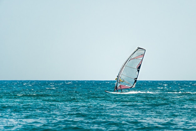 Hombre windsurf en el mar