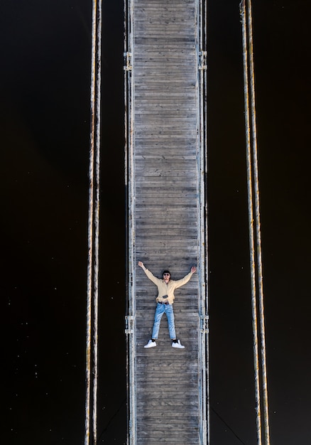 Foto el hombre yace en una vista superior del puente