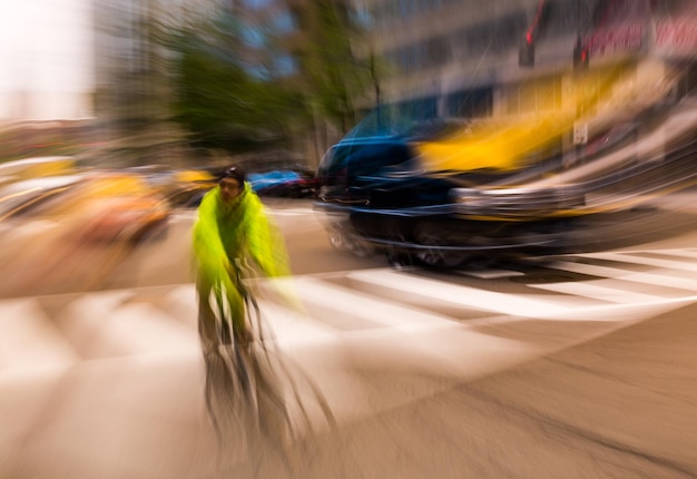 Foto hombre yendo al trabajo en bicicleta