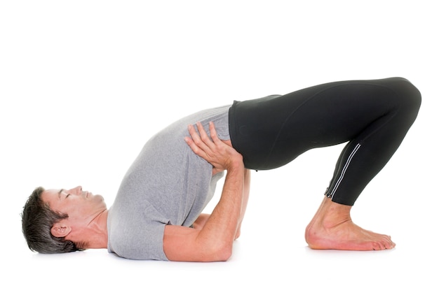 Foto hombre de yoga aislado