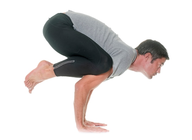 hombre de yoga aislado