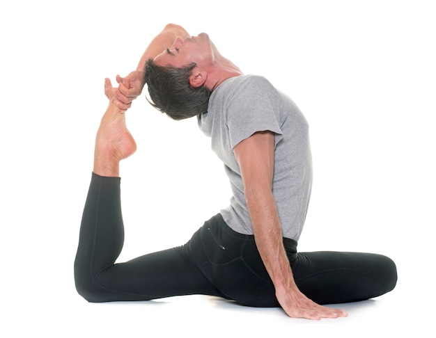 hombre de yoga aislado