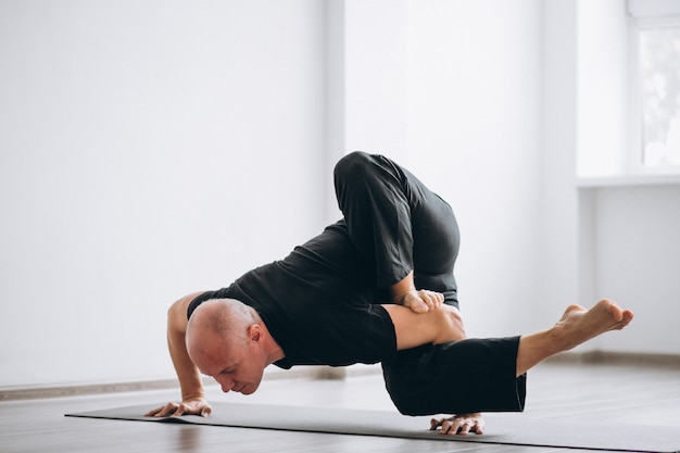 Hombre yoga pose