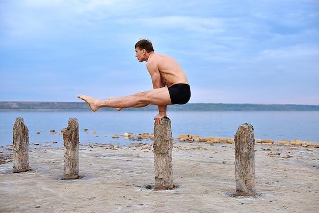 El hombre yogui hace una parada en sus manos