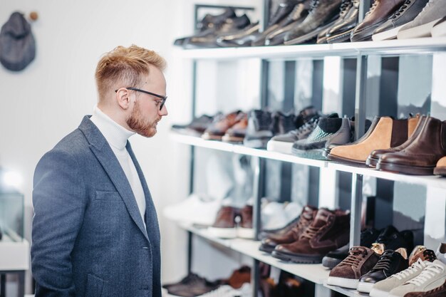 hombre en una zapatería compra zapatos