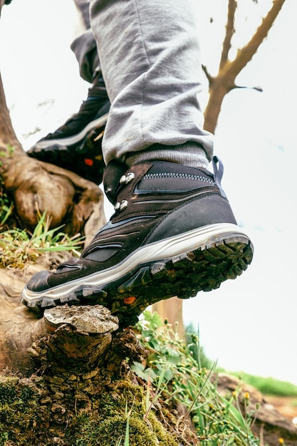 Hombre con zapatos al aire libre en el tema de escalada y senderismo en la naturaleza